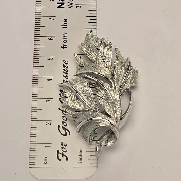Tara Jewelry - Tara Leaf Brooch Pin Silver Excellent Vintage Textured Botanical Design